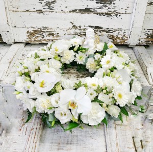 Wieniec Rzymski w kolorze białym.