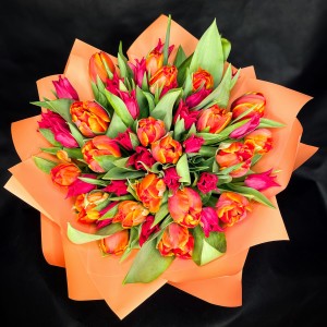 Bukiet pomarańczowo - czerwonych tulipanów